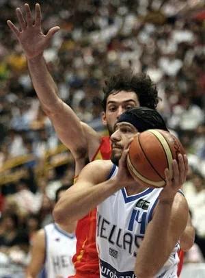 关于希腊男篮横扫马刺，字母哥关键制胜的信息