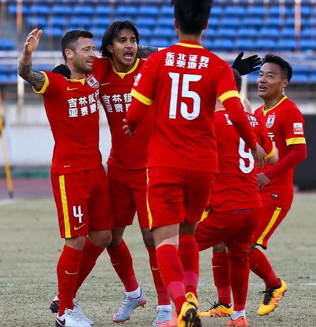 亚冠比赛现场气氛火爆,球迷热情高涨 亚冠比赛现场气氛火爆,球迷热情高涨