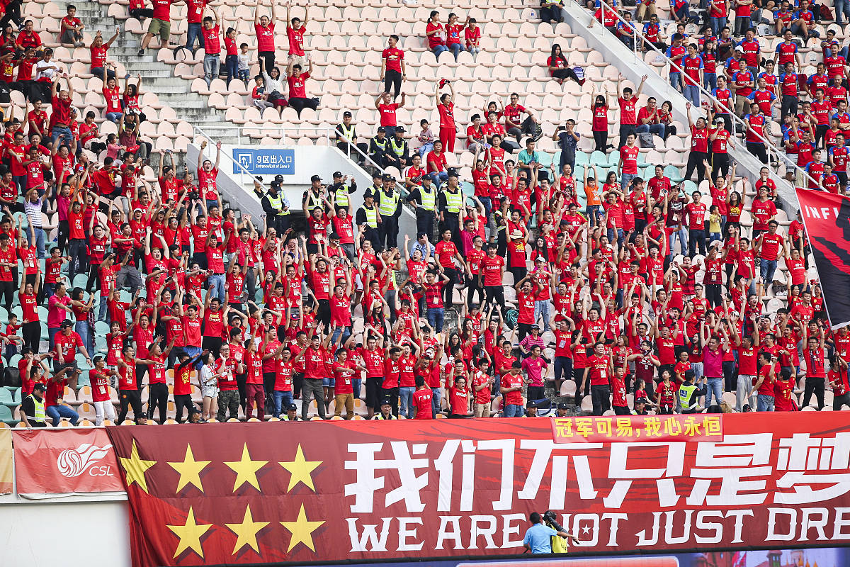 亚冠比赛现场气氛火爆,球迷热情高涨 亚冠比赛现场气氛火爆,球迷热情高涨