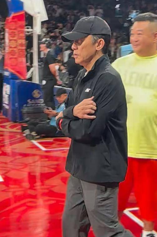 球场外人气炸裂明星缤纷亮相的简单介绍 球场外人气炸裂明星缤纷亮相的简单介绍