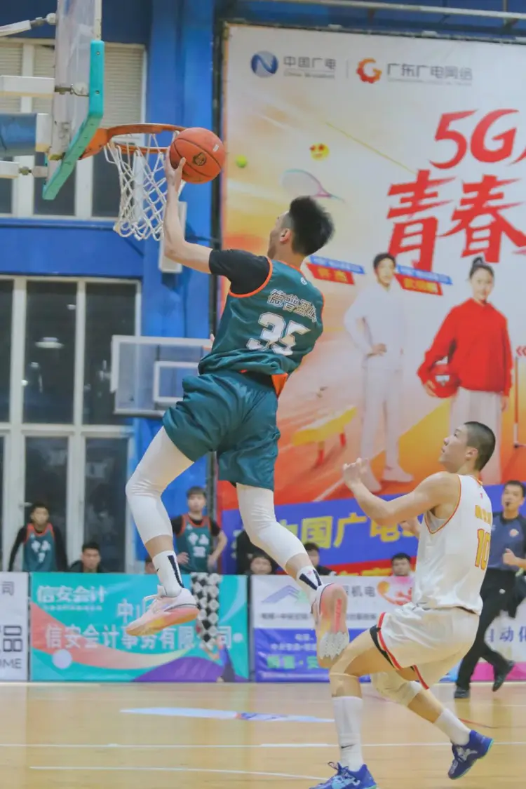 激动人心篮球对抗，球员燃情拼搏.的简单介绍