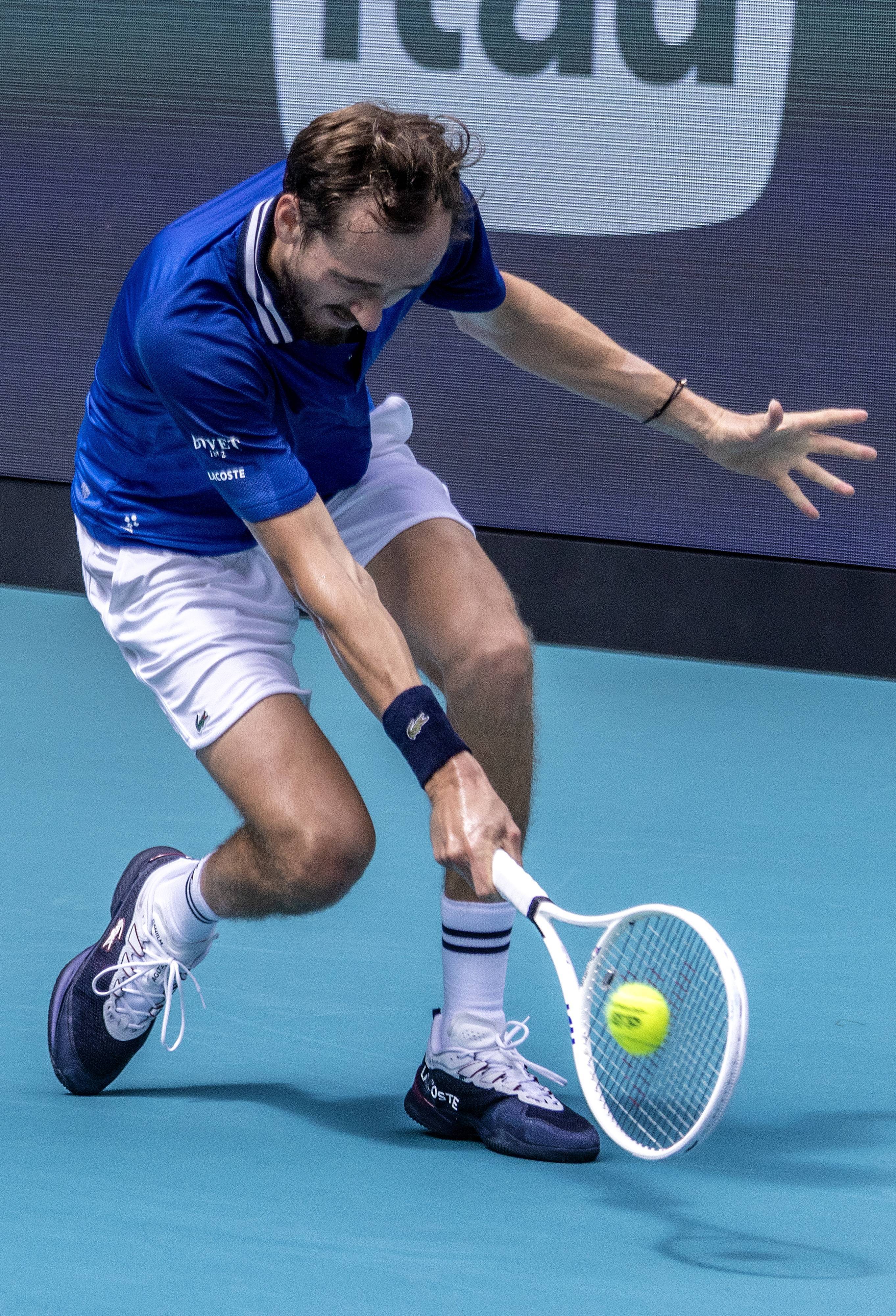 美国网球队绝地反击意大利网球队，梅德韦杰夫制霸全场的简单介绍