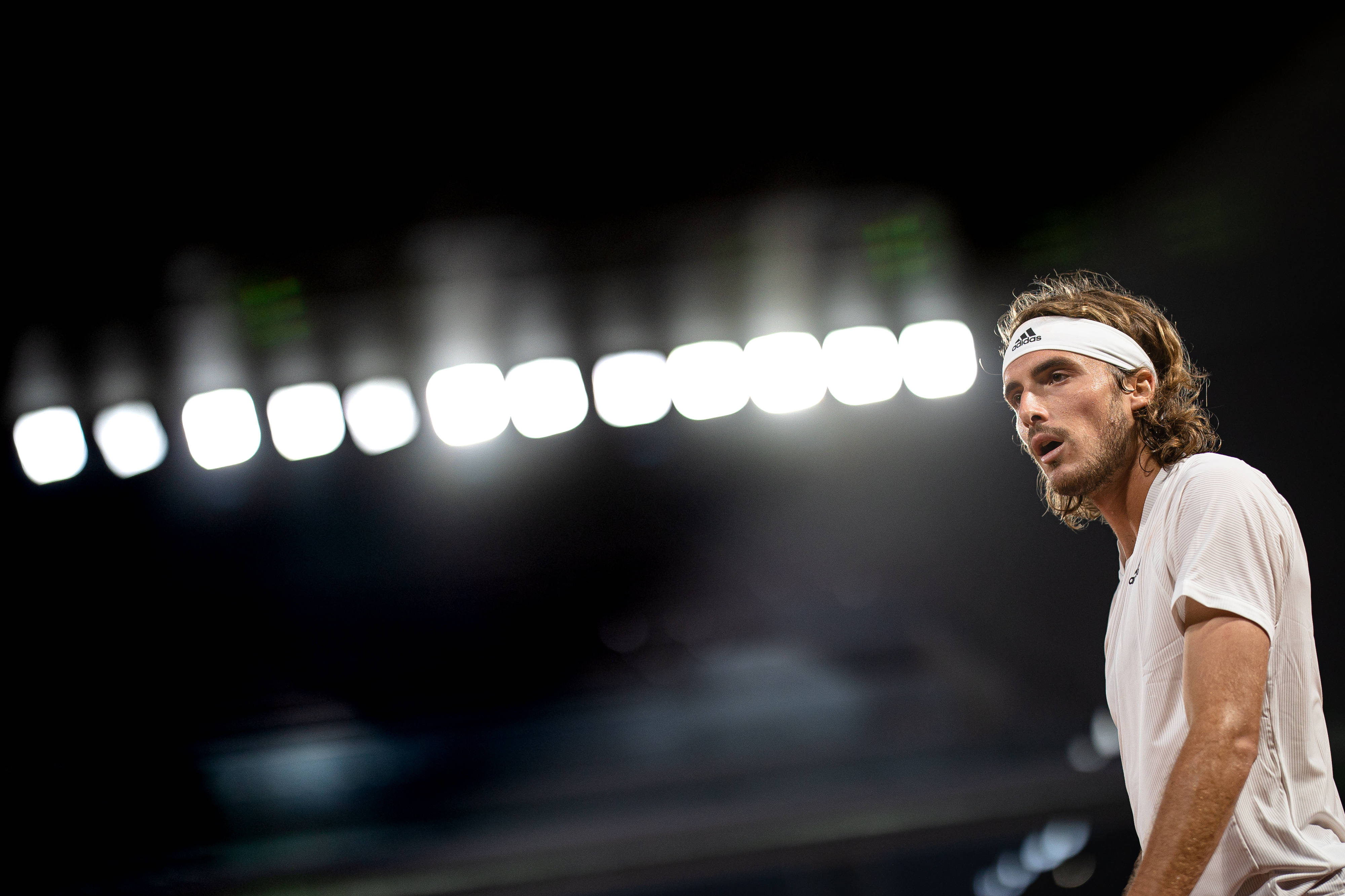 包含欧洲网球队爆冷英国网球队，西西帕斯三分雨点燃全场的词条