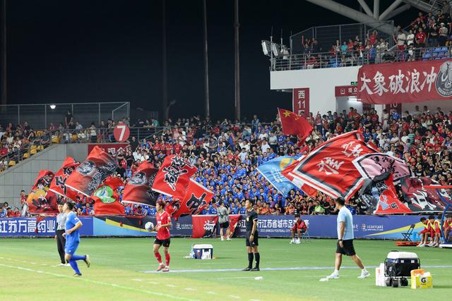 高水平足球比赛掀起球迷狂热