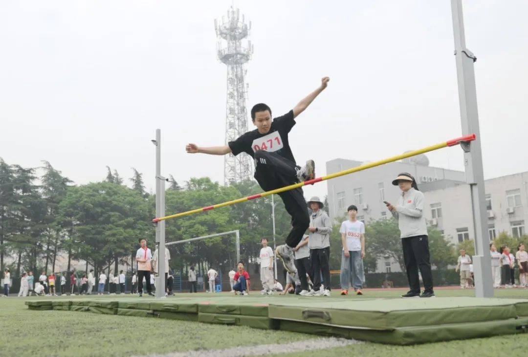田径比赛的紧张气氛,现场观赛人数众多 田径比赛的紧张气氛,现场观赛人数众多