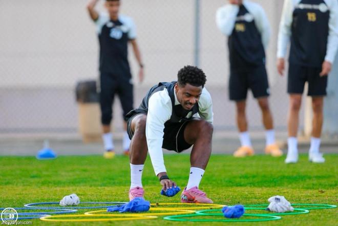 后卫红牌停赛,主教练赛前找寻替代办法 后卫红牌停赛,主教练赛前找寻替代办法