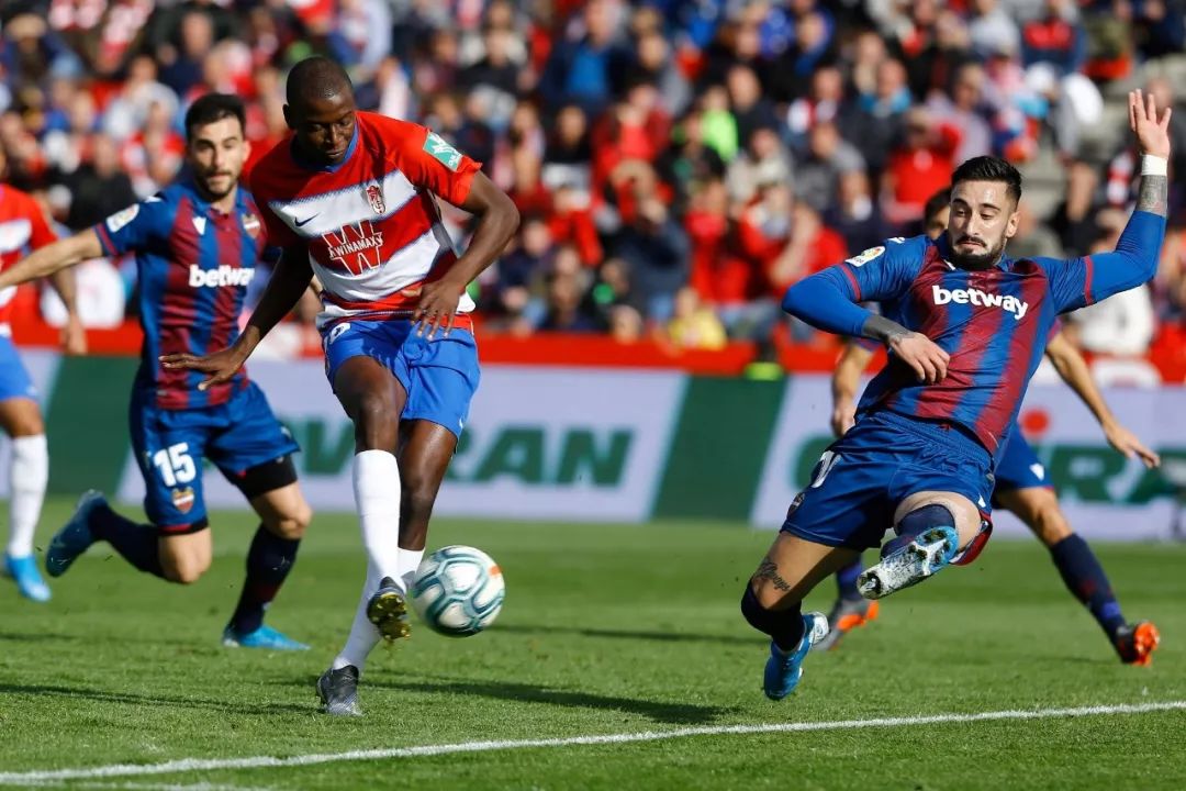 包含莱万特客场无缘胜利，遗憾告负的词条