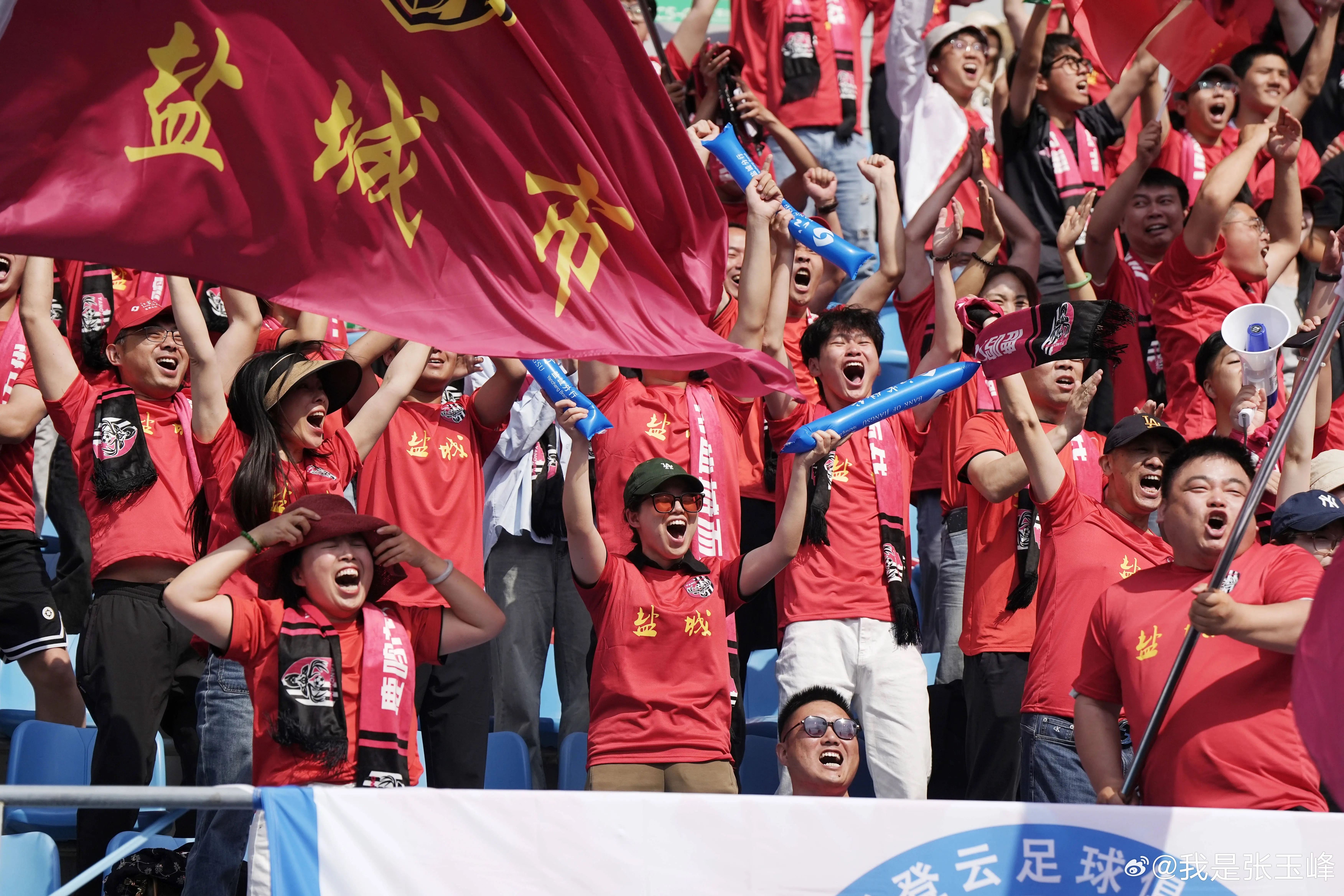 比赛升级球迷期待，气氛热烈高涨