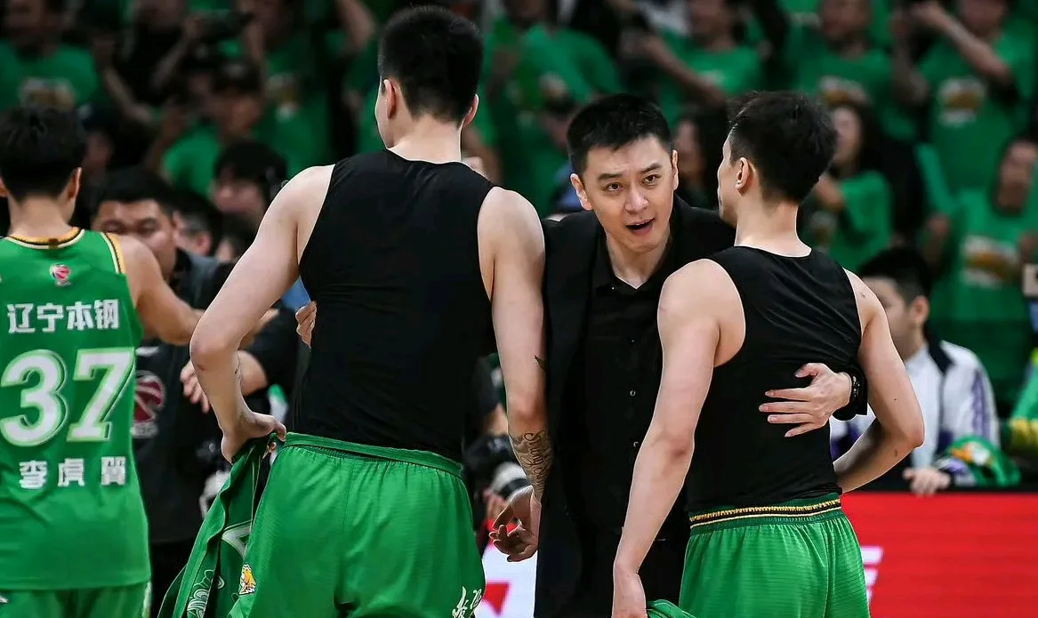 辽宁男篮队员拼搏奋进，展现团队价值的简单介绍