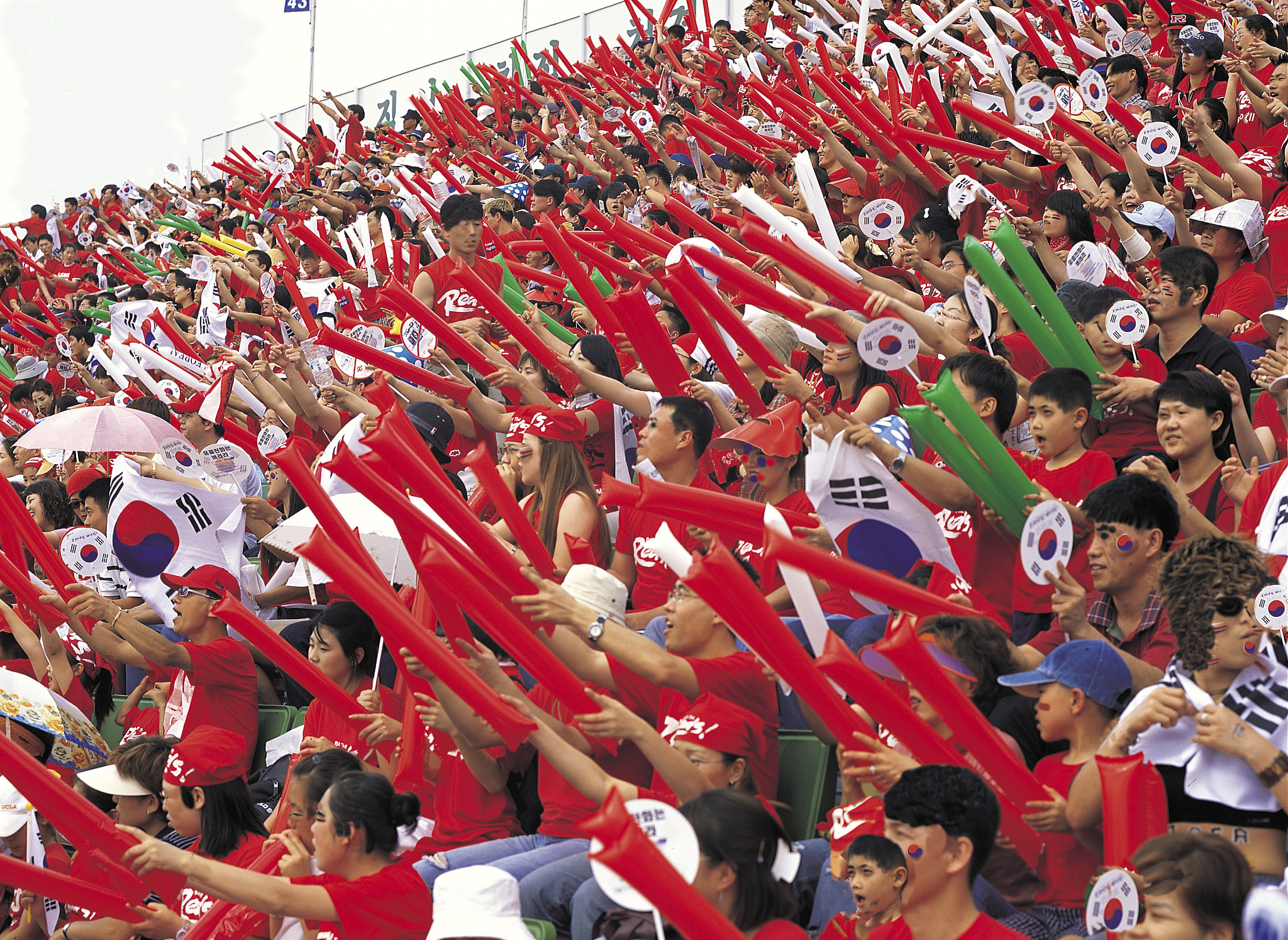 观众热情加油助力运动员发挥