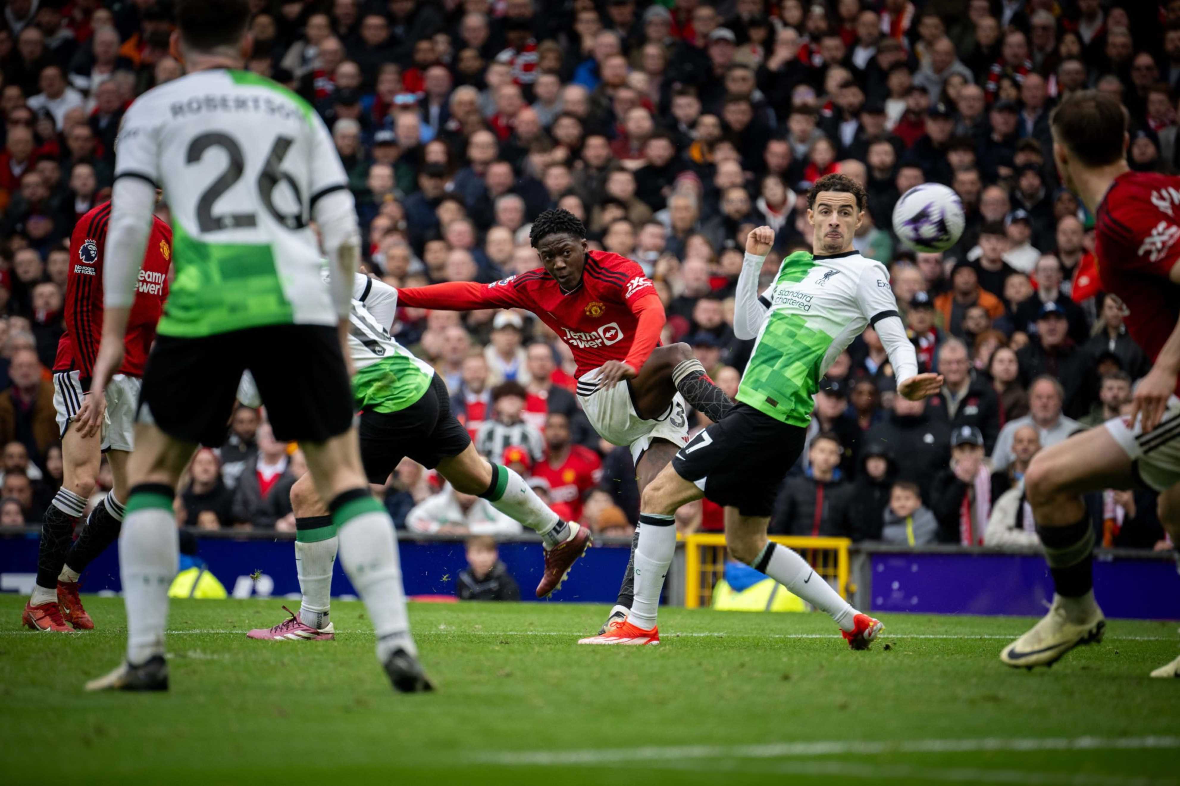 阿森纳逆转曼联，取得关键胜利