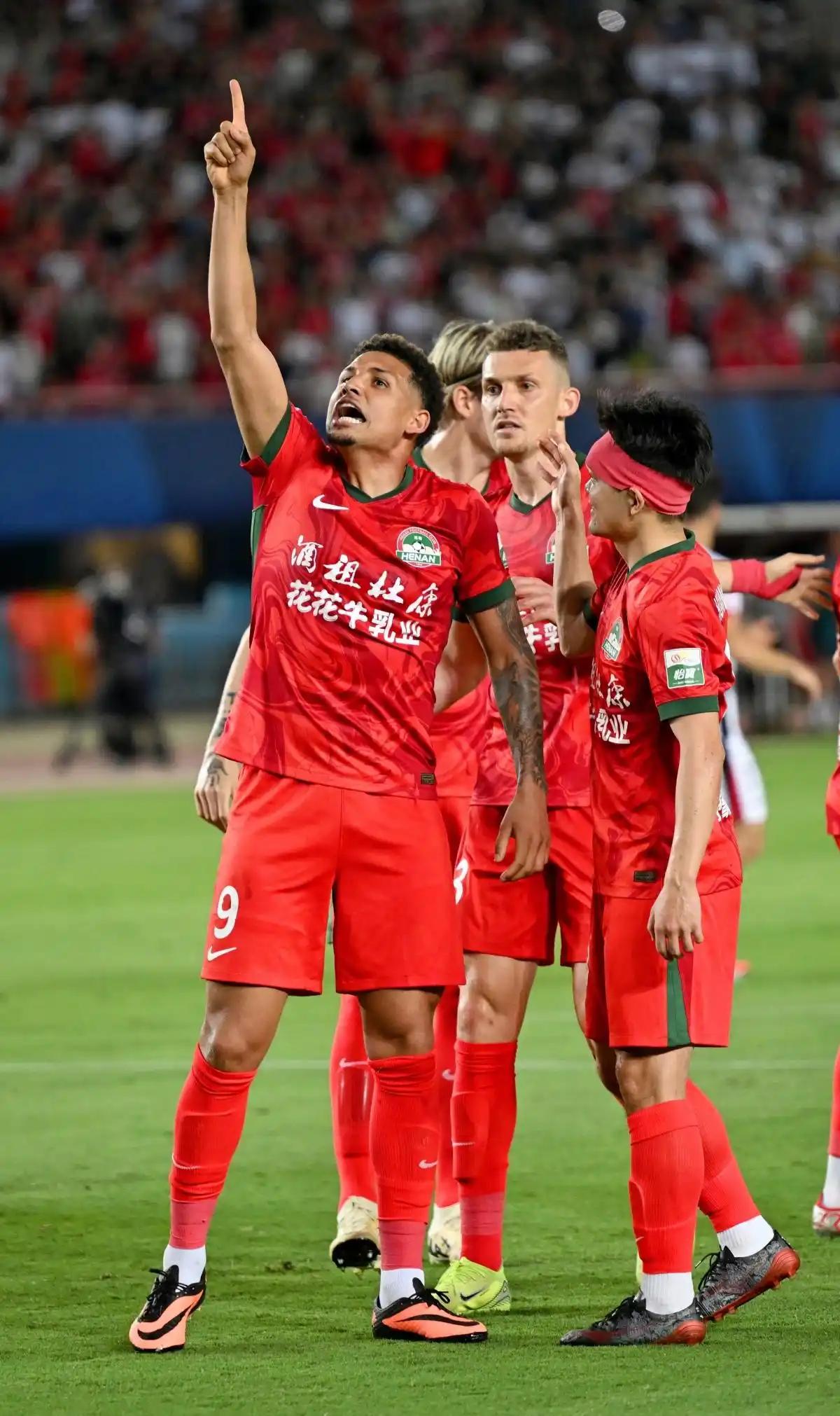 中超赛场争夺激烈，胜者创造历史