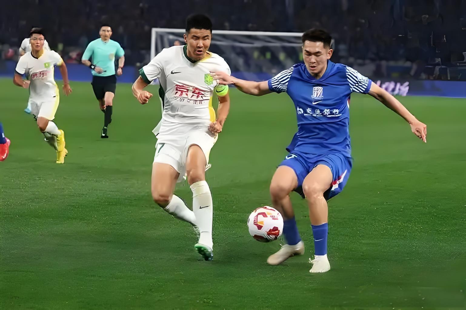 中超赛场争夺激烈，胜者创造历史