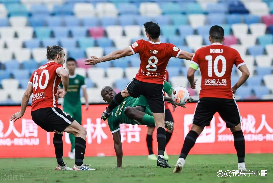 包含杜塞尔多夫紧追斯图加特，积分榜排名逐渐上升的词条