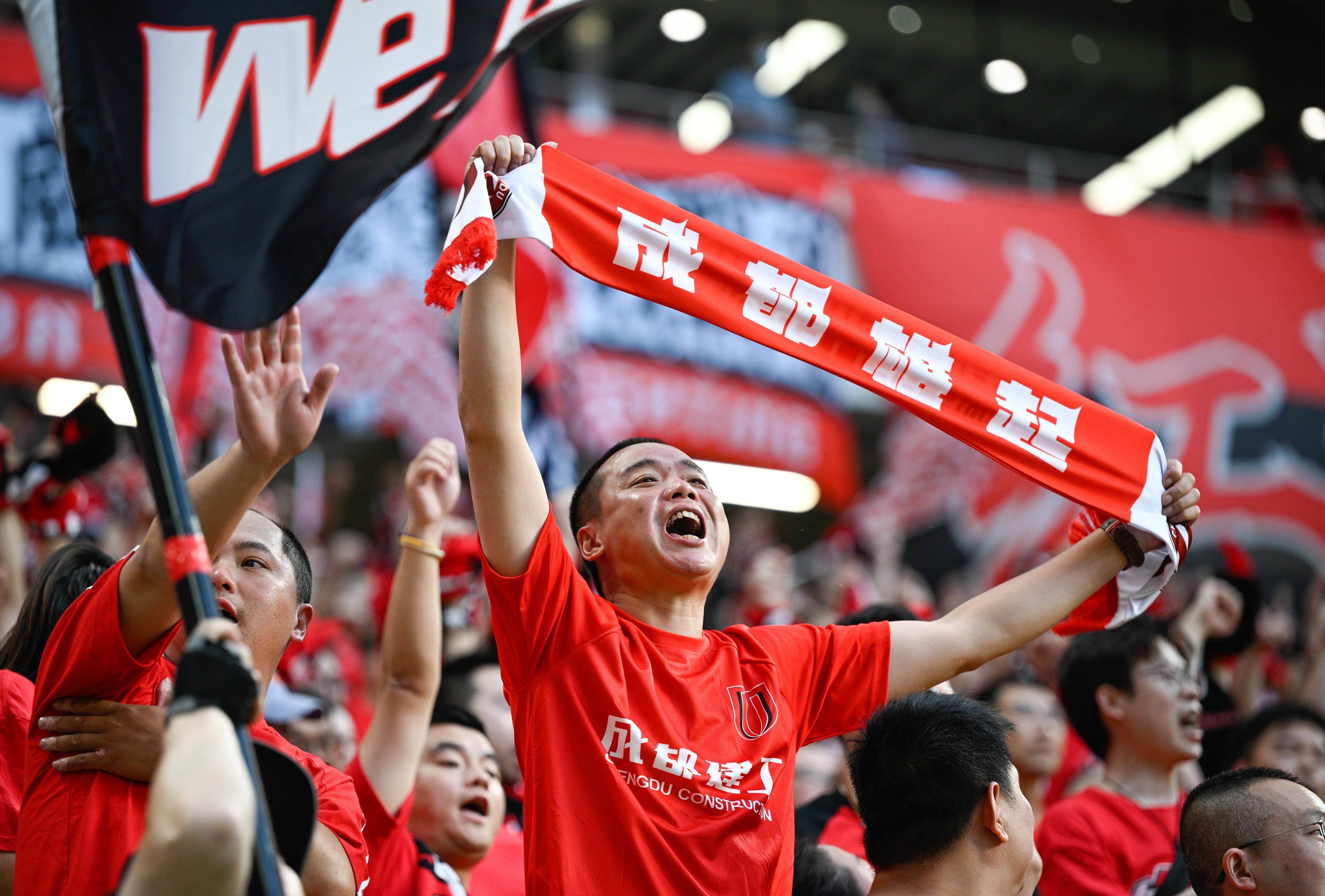 关于看球赛燃起激情，球迷狂欢热血沸腾的信息