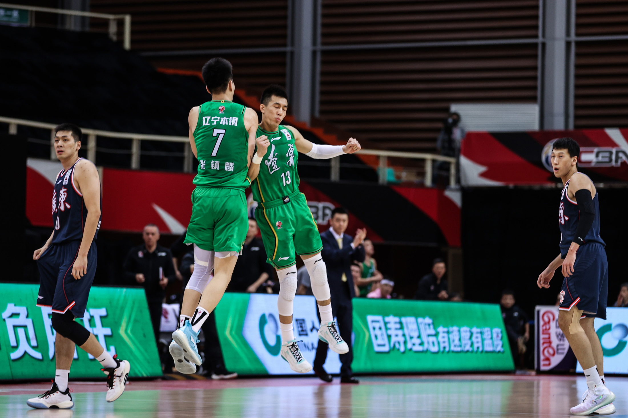 包含新疆队险胜尼克斯，郭艾伦统治全场的词条