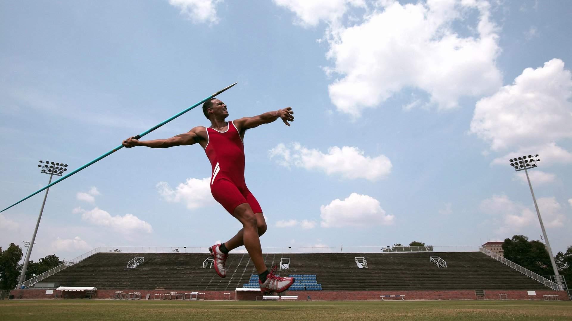 双线凯歌，国足破局完胜泰国，安赛龙刷新羽坛传奇纪录