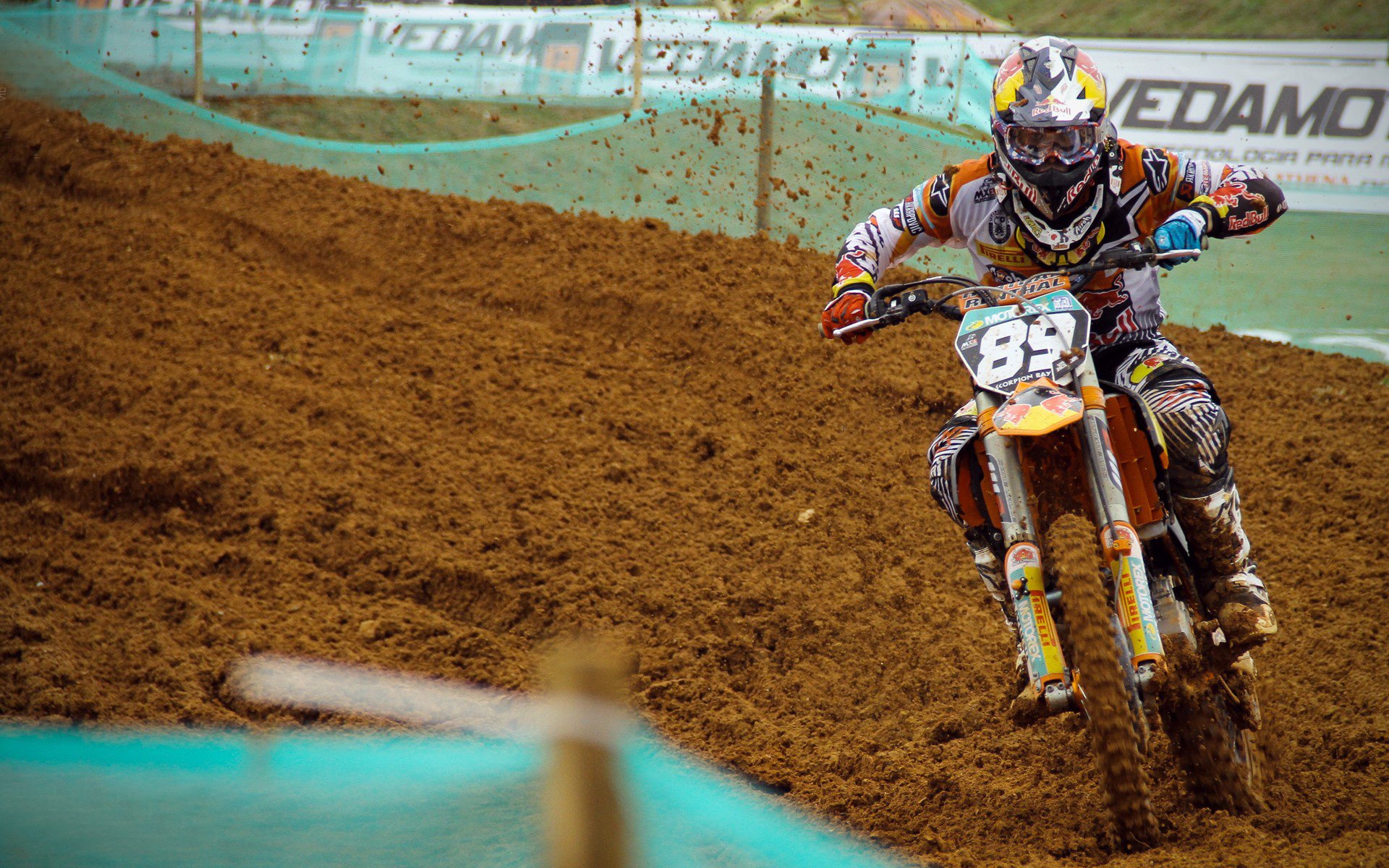 绿茵场上的双重征服，勒沃库森战术殖民阿尔及利亚，哈兰德于年度焦点战加冕为王